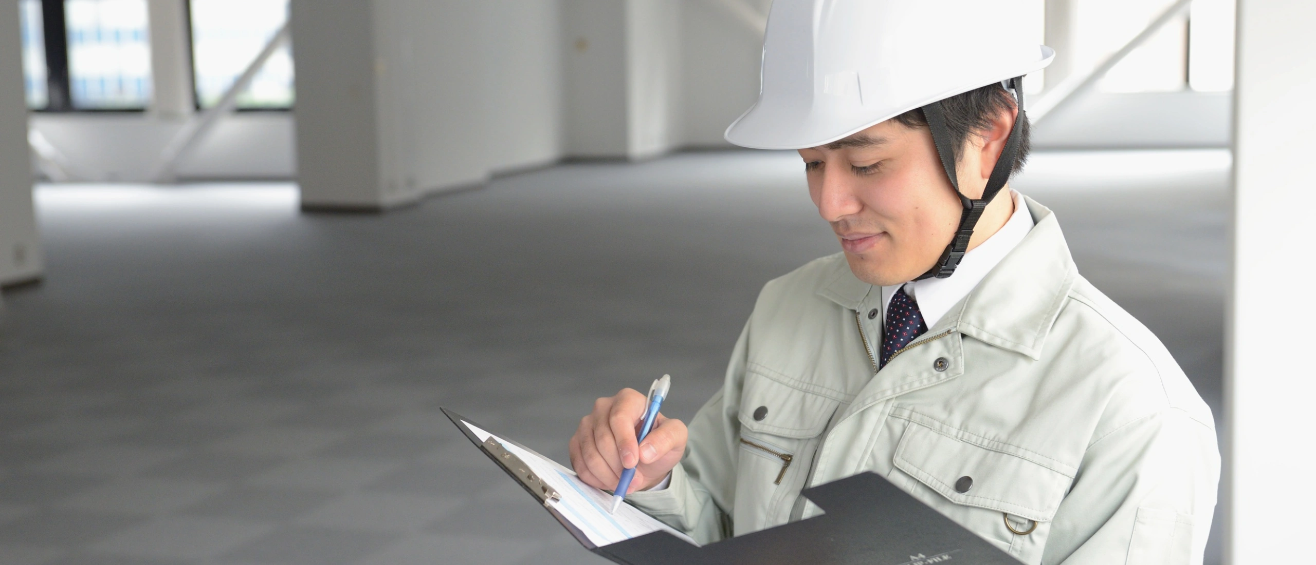 Health and safety inspector conducting workplace inspection in Ontario to ensure OHSA compliance