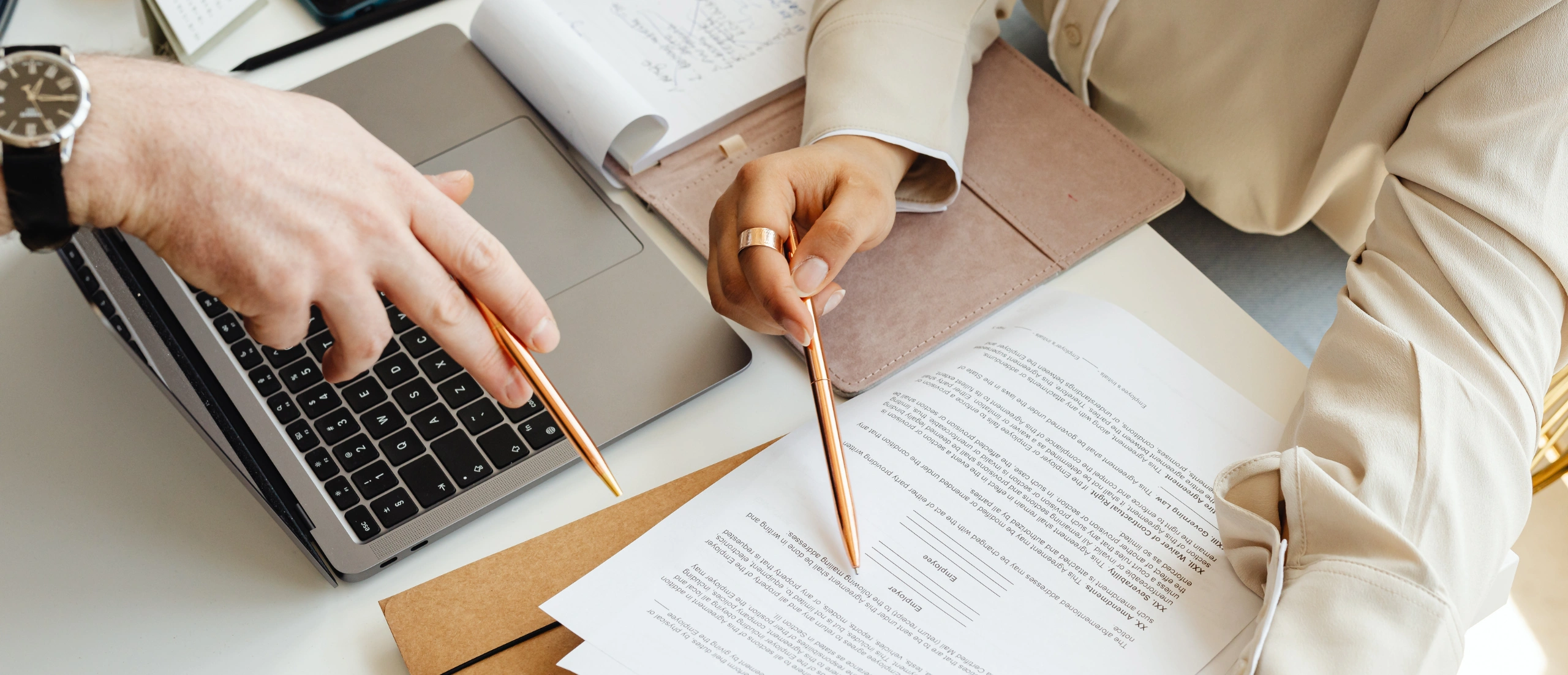 Infographic comparing offline pad-and-pen OHS documentation with modern digital safety tools and software systems.